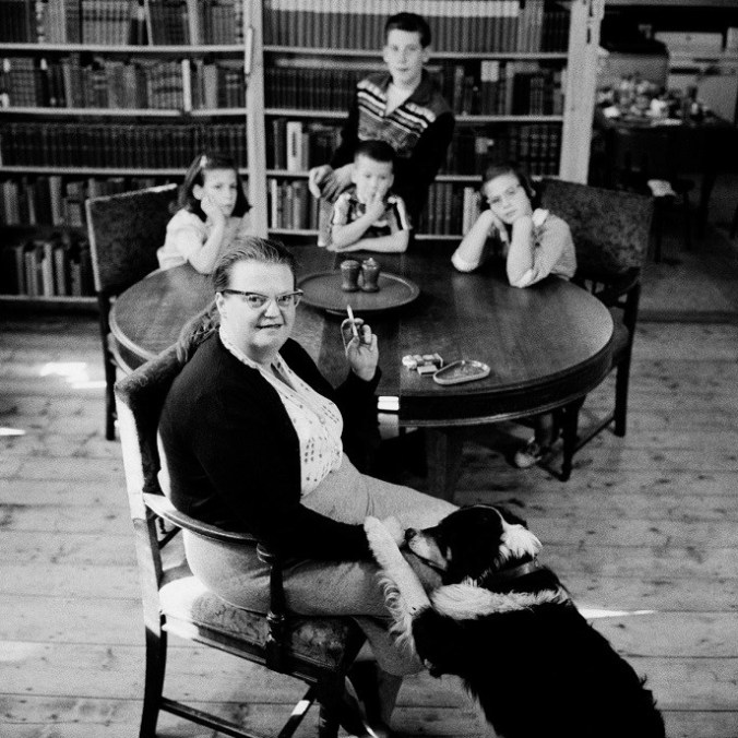 Shirley Jackson con i suoi figli, North Bennington, Vermont, 1956 [Erich Hartmann/Magnum Photos]
